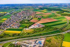 Vue de la ville depuis le nord, au-delà de l'autoroute A70 à Bergrheinfeld dans le département Bavière, Allemagne