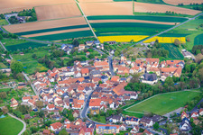 Ancien centre du village avec l'église Saint-Michel à Euerbach dans le département Bavière, Allemagne