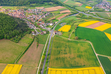Du nord-est à le quartier Machtilshausen in Elfershausen dans le département Bavière, Allemagne