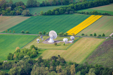 Antennes paraboliques pour la communication par satellite de la station terrestre Fuchsstadt à Fuchsstadt dans le département Bavière, Allemagne