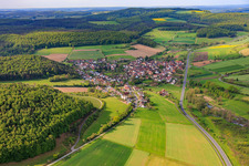 Vue d'un village dans la vallée de la Saale franconienne depuis le sud-est à le quartier Diebach in Hammelburg dans le département Bavière, Allemagne