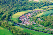 Vue d'un village dans la vallée de la Saale franconienne depuis le nord-est à le quartier Morlesau in Hammelburg dans le département Bavière, Allemagne