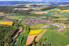 Vue du village depuis le nord-est avec Systec System Anlagetechnik GmbH & Co.KG à Gössenheim dans le département Bavière, Allemagne