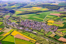 Vue de la ville au-delà de la B26 à le quartier Gänheim in Arnstein dans le département Bavière, Allemagne