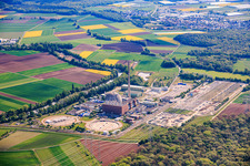 Centrale nucléaire désaffectée Grafenrheinfeld de Preussenelektra GmbH sur les rives du Main, avec stockage de Castor dans le « gymnase » et grande sous-station à Grafenrheinfeld dans le département Bavière, Allemagne
