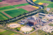Anciennes tours de refroidissement Grafenrheinfeld de la centrale nucléaire désaffectée Grafenrheinfeld de Preussenelektra GmbH sur les rives du fleuve Main avec stockage Castor dans le «gymnasium» à Grafenrheinfeld dans le département Bavière, Allemagne