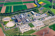 Centrale nucléaire désaffectée Grafenrheinfeld de Preussenelektra GmbH sur les rives du Main, avec stockage de Castor dans le « gymnase » et grande sous-station à Grafenrheinfeld dans le département Bavière, Allemagne