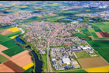 Vue de la ville depuis le sud-ouest sur le vieux Main près de Bergrheinfeld et Grafenrheinfeld à Grafenrheinfeld dans le département Bavière, Allemagne