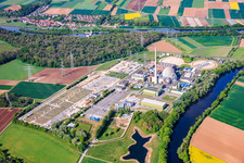 Centrale nucléaire désaffectée Grafenrheinfeld de Preussenelektra GmbH sur les rives du Main, avec stockage de Castor dans le « gymnase » et grande sous-station à Grafenrheinfeld dans le département Bavière, Allemagne