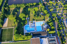 À la piscine à Offenbach an der Queich dans le département Rhénanie-Palatinat, Allemagne