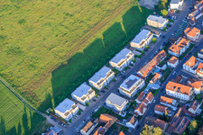 Nouveau quartier résidentiel avec immeubles d'appartements dans la Raiffeisenstrasse à Herxheim bei Landau dans le département Rhénanie-Palatinat, Allemagne