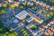 École primaire d'Herxheim, fête foraine, salle de sport et Elmar-Weiller-Festhalle Herxheim à Herxheim bei Landau dans le département Rhénanie-Palatinat, Allemagne