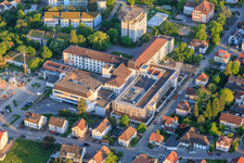 Chantier du nouveau bâtiment abritant le service des urgences, l'unité de soins intensifs et les services de diagnostic d'Asklepios Südpfalzkliniken GmbH. Maîtrise d'œuvre BPM Bau- und Projektmanagement Hart GmbH. Architecture, urbanisme et supervision du chantier: alsh sander hofrichter architekten GmbH, cabinet d'architecture et d'urbanisme. Bureau d'études Noll GmbH, Planification CVC (Chauffage, Ventilation, Plomberie, Gaz médicaux, Automatisation du bâtiment), Planification CVC (Systèmes haute et basse tension, Convoyeurs): DE-Plan GmbH & Co. KG, Ingénierie structurelle: ZPP Ingenieure AG, Architecture paysagère: hofmann_röttgen Landschaftsarchitekten BDLA, Protection incendie: Rieser-Wessel Brandschutzsachverständige & Ingenieure PartG mbB, et Physique du bâtiment / Isolation phonique et acoustique: Bureau d'études Seidel à Kandel dans le département Rhénanie-Palatinat, Allemagne