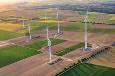 Modernisation du parc éolien Minfeld. JUWI remplace quatre turbines plus anciennes (GE 1.5) de 2004 par deux nouvelles turbines modernes Vestas V162, chacune d'une capacité de six MW. à Minfeld dans le département Rhénanie-Palatinat, Allemagne