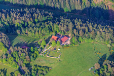 Fermes déplacées à Hinterholz à le quartier Kienbächle in Schiltach dans le département Bade-Wurtemberg, Allemagne