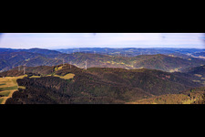 Panorama des parcs éoliens de la Forêt-Noire, Falkenhöhe au premier plan à le quartier Unter-Reichenbach in Hornberg dans le département Bade-Wurtemberg, Allemagne