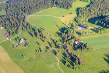 Fermes de la Forêt-Noire sur Simonshansenhofweg à le quartier Kirnbach in Wolfach dans le département Bade-Wurtemberg, Allemagne