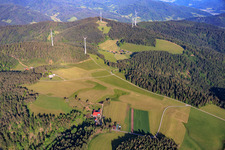 Parc de motocross BlackForest et parc éolien de Falkenhöhe à le quartier Unter-Reichenbach in Hornberg dans le département Bade-Wurtemberg, Allemagne