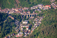 Vue de la ville avec le viaduc de Reichenbach dans la vallée de Reichenbach, depuis le nord-est à Hornberg dans le département Bade-Wurtemberg, Allemagne