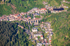 Vue de la ville avec le viaduc de Reichenbach dans la vallée de Reichenbach, depuis le nord-est à Hornberg dans le département Bade-Wurtemberg, Allemagne