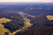 Vue de la ville dans la vallée de Schiltach depuis l'ouest à le quartier Tennenbronn in Schramberg dans le département Bade-Wurtemberg, Allemagne