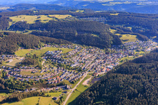 Vue de la ville dans la vallée de Schiltach depuis le sud à le quartier Tennenbronn in Schramberg dans le département Bade-Wurtemberg, Allemagne