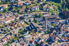 Rue principale avec l'église Saint-Jean-Baptiste à le quartier Tennenbronn in Schramberg dans le département Bade-Wurtemberg, Allemagne