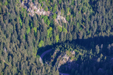 Rochers dans la Forêt-Noire le long de la L715 à le quartier Tennenbronn in Schramberg dans le département Bade-Wurtemberg, Allemagne