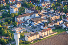 Château d'eau et chantier de construction du nouveau service d'urgence, de l'unité de soins intensifs et du service de diagnostic d'Asklepios Südpfalzkliniken GmbH. Gestion de projet : BPM Bau- und Projektmanagement Hart GmbH. Architecture, planification et surveillance du chantier : alsh sander hofrichter architekten GmbH, Gesellschaft für Architektur und Generalplanung. Planungsbüro Noll GmbH, MEP planification/chauffage, ventilation, plomberie, gaz médicaux et immotique ; Planification MEP / installations électriques haute et basse tension / technique de transport : DE-Plan GmbH & Co. KG ; ingénierie de construction : ZPP Ingenieure AG ; architecture paysagère : hofmann_röttgen Landschaftsarchitekten BDLA ; protection incendie : Rieser-Wessel Brandschutzsachverständige & Ingenieure PartG mbB ; et physique du bâtiment / isolation phonique et acoustique : Ingenieurbüro Seidel. à Kandel dans le département Rhénanie-Palatinat, Allemagne
