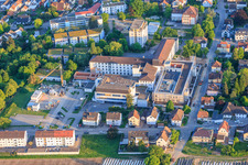 Chantier du nouveau bâtiment abritant le service des urgences, l'unité de soins intensifs et les services de diagnostic d'Asklepios Südpfalzkliniken GmbH. Maîtrise d'œuvre BPM Bau- und Projektmanagement Hart GmbH. Architecture, urbanisme et supervision du chantier: alsh sander hofrichter architekten GmbH, cabinet d'architecture et d'urbanisme. Bureau d'études Noll GmbH, Planification CVC (Chauffage, Ventilation, Plomberie, Gaz médicaux, Automatisation du bâtiment), Planification CVC (Systèmes haute et basse tension, Convoyeurs): DE-Plan GmbH & Co. KG, Ingénierie structurelle: ZPP Ingenieure AG, Architecture paysagère: hofmann_röttgen Landschaftsarchitekten BDLA, Protection incendie: Rieser-Wessel Brandschutzsachverständige & Ingenieure PartG mbB, et Physique du bâtiment / Isolation phonique et acoustique: Bureau d'études Seidel à Kandel dans le département Rhénanie-Palatinat, Allemagne