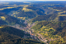 Vue de la ville dans la vallée de la Forêt-Noire depuis le nord à Schramberg dans le département Bade-Wurtemberg, Allemagne