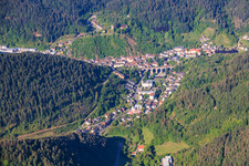 Vue de la ville avec le viaduc de Reichenbach dans la vallée de Reichenbach, depuis le nord-est à Hornberg dans le département Bade-Wurtemberg, Allemagne