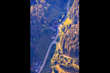 Talstraße au Reichenbach avec Heizmershof à le quartier Reichenbach in Hornberg dans le département Bade-Wurtemberg, Allemagne