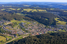 Vue de la ville dans la vallée de Schiltach depuis le sud à le quartier Tennenbronn in Schramberg dans le département Bade-Wurtemberg, Allemagne