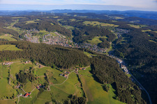 Vue de la vallée de Schiltach depuis le sud-est à le quartier Tennenbronn in Schramberg dans le département Bade-Wurtemberg, Allemagne