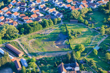 Aménagement du biotope et du verger « Im Bruch », concept conçu par l'architecte paysagiste Kurt Garrecht, en tant qu'espace de loisirs urbain sur la piste cyclable de Klingbach. à Herxheim bei Landau dans le département Rhénanie-Palatinat, Allemagne