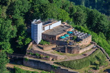 Ruines du château de Rietburg avec une tour en construction sur échafaudages à Rhodt unter Rietburg dans le département Rhénanie-Palatinat, Allemagne