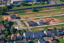 Premiers chantiers de construction résidentielle dans la nouvelle zone de développement de Storchenring à le quartier Queichheim in Landau in der Pfalz dans le département Rhénanie-Palatinat, Allemagne