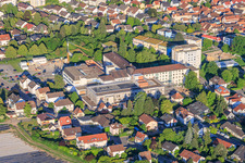 Chantier du nouveau bâtiment abritant le service des urgences, l'unité de soins intensifs et les services de diagnostic d'Asklepios Südpfalzkliniken GmbH. Maîtrise d'œuvre BPM Bau- und Projektmanagement Hart GmbH. Architecture, urbanisme et supervision du chantier: alsh sander hofrichter architekten GmbH, cabinet d'architecture et d'urbanisme. Bureau d'études Noll GmbH, Planification CVC (Chauffage, Ventilation, Plomberie, Gaz médicaux, Automatisation du bâtiment), Planification CVC (Systèmes haute et basse tension, Convoyeurs): DE-Plan GmbH & Co. KG, Ingénierie structurelle: ZPP Ingenieure AG, Architecture paysagère: hofmann_röttgen Landschaftsarchitekten BDLA, Protection incendie: Rieser-Wessel Brandschutzsachverständige & Ingenieure PartG mbB, et Physique du bâtiment / Isolation phonique et acoustique: Bureau d'études Seidel à Kandel dans le département Rhénanie-Palatinat, Allemagne