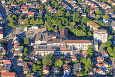 Chantier du nouveau bâtiment abritant le service des urgences, l'unité de soins intensifs et les services de diagnostic d'Asklepios Südpfalzkliniken GmbH. Maîtrise d'œuvre BPM Bau- und Projektmanagement Hart GmbH. Architecture, urbanisme et supervision du chantier: alsh sander hofrichter architekten GmbH, cabinet d'architecture et d'urbanisme. Bureau d'études Noll GmbH, Planification CVC (Chauffage, Ventilation, Plomberie, Gaz médicaux, Automatisation du bâtiment), Planification CVC (Systèmes haute et basse tension, Convoyeurs): DE-Plan GmbH & Co. KG, Ingénierie structurelle: ZPP Ingenieure AG, Architecture paysagère: hofmann_röttgen Landschaftsarchitekten BDLA, Protection incendie: Rieser-Wessel Brandschutzsachverständige & Ingenieure PartG mbB, et Physique du bâtiment / Isolation phonique et acoustique: Bureau d'études Seidel à Kandel dans le département Rhénanie-Palatinat, Allemagne
