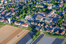 Chantier du nouveau bâtiment abritant le service des urgences, l'unité de soins intensifs et les services de diagnostic d'Asklepios Südpfalzkliniken GmbH. Maîtrise d'œuvre BPM Bau- und Projektmanagement Hart GmbH. Architecture, urbanisme et supervision du chantier: alsh sander hofrichter architekten GmbH, cabinet d'architecture et d'urbanisme. Bureau d'études Noll GmbH, Planification CVC (Chauffage, Ventilation, Plomberie, Gaz médicaux, Automatisation du bâtiment), Planification CVC (Systèmes haute et basse tension, Convoyeurs): DE-Plan GmbH & Co. KG, Ingénierie structurelle: ZPP Ingenieure AG, Architecture paysagère: hofmann_röttgen Landschaftsarchitekten BDLA, Protection incendie: Rieser-Wessel Brandschutzsachverständige & Ingenieure PartG mbB, et Physique du bâtiment / Isolation phonique et acoustique: Bureau d'études Seidel à Kandel dans le département Rhénanie-Palatinat, Allemagne
