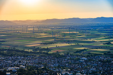 Parc éolien vu du sud-est le matin à Offenbach an der Queich dans le département Rhénanie-Palatinat, Allemagne