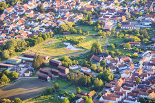 Aménagement du biotope et du verger « Im Bruch », concept conçu par l'architecte paysagiste Kurt Garrecht, en tant qu'espace de loisirs urbain sur la piste cyclable de Klingbach. à Herxheim bei Landau dans le département Rhénanie-Palatinat, Allemagne