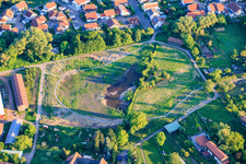 Aménagement du biotope et du verger « Im Bruch », concept conçu par l'architecte paysagiste Kurt Garrecht, en tant qu'espace de loisirs urbain sur la piste cyclable de Klingbach. à Herxheim bei Landau dans le département Rhénanie-Palatinat, Allemagne