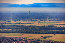 Démolition des quatre anciennes turbines (GE 1.5) de 2004 après la modernisation du parc éolien Minfeld depuis le nord à Minfeld dans le département Rhénanie-Palatinat, Allemagne