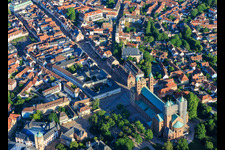 La rue Maximilianstrasse, vue de l'est, avec le Musée historique du Palatinat et la cathédrale à Speyer dans le département Rhénanie-Palatinat, Allemagne