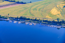 Embarcadère pour bateaux du Frankenthal Canoe and Sailing Club, du HSK Ludwigshafen et du Kollerskipper Sailing Club sur les rives du lac Kollersee. à Otterstadt dans le département Rhénanie-Palatinat, Allemagne