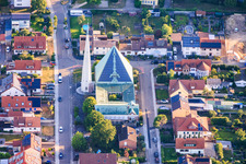 Bâtiment moderne avec toit photovoltaïque de l'église protestante Christ Church à Speyer dans le département Rhénanie-Palatinat, Allemagne
