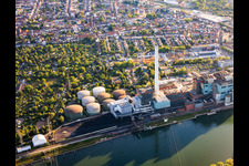 Installations de stockage de pétrole et de charbon de la centrale électrique GKM sur le Rhin Mannheim à le quartier Neckarau in Mannheim dans le département Bade-Wurtemberg, Allemagne