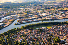 Le port de Rheinauhafen vu du nord-ouest, avec l'Altip au premier plan. à le quartier Rheinau in Mannheim dans le département Bade-Wurtemberg, Allemagne